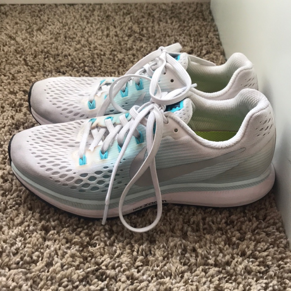 Tennis shoes
